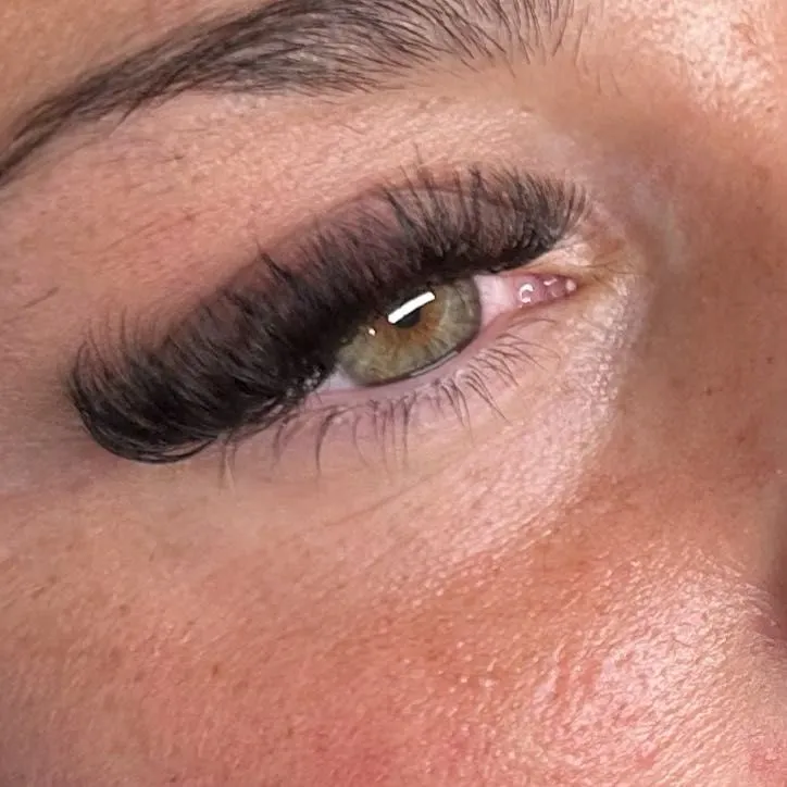 Mega volume lash extensions